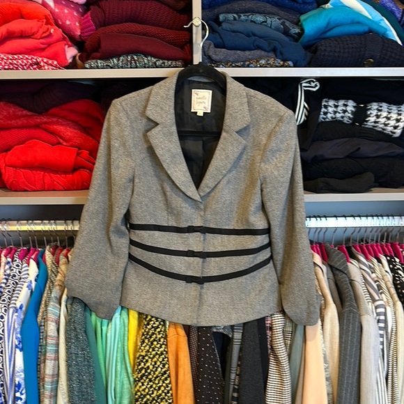 Nanette Lepore gray with black grosgrain detail snap closure blazer size 6 - Picture 1 of 3